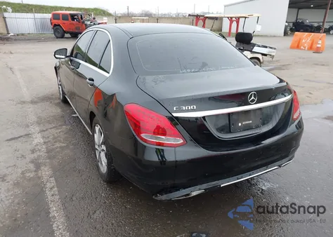 2015 Mercedes-Benz C 300 z USA, uszkodzony, nr VIN 55SWF4JBXFU077726